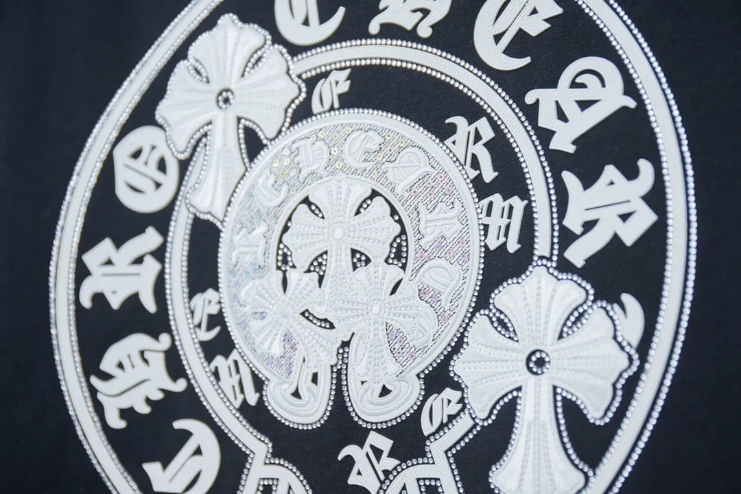 🅿️240 Ch*ome Hearte 25SS early spring new style Crow heart embroidered rhinestone short sleeves Light luxury essential item for daily commuting for men and women Correct version Welcome to compare Detailed features · 320g 100% pure cotton double yarn jersey fabric · Custom dyed in the same vat with special bold 32-count double-ply 1X1 thread · Imported Australian matte pearlescent diamonds ➕ Three-dimensional sequin embroidered Crow heart ➕ Thick version of letter logo · Double-needle stitching across seams · Original main mark, washed tag, branded moisture-proof paper packaging Color: black/white/rose red/blue Size: S/M/L/XL